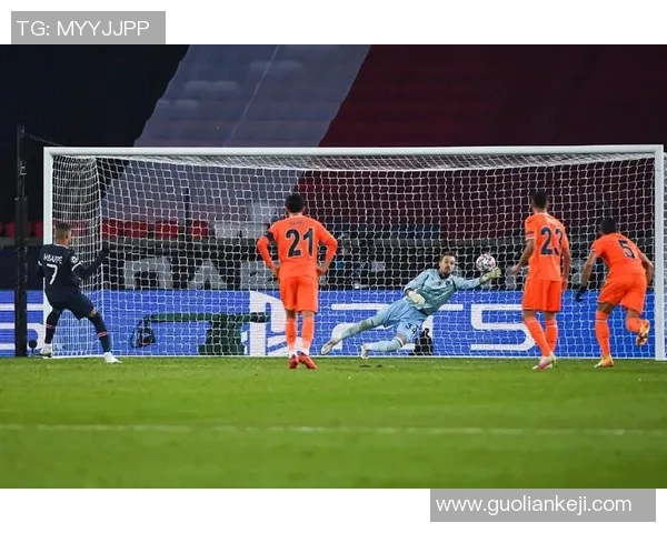 足总杯精彩对决皇马凭借帽子戏法逆转巴黎圣日耳曼全场沸腾