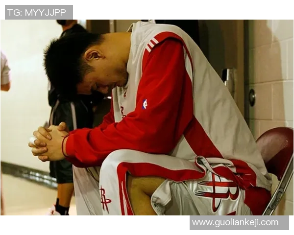 姚明与宿敌的传奇对决回顾：从赛场争锋到友谊长存的篮球故事