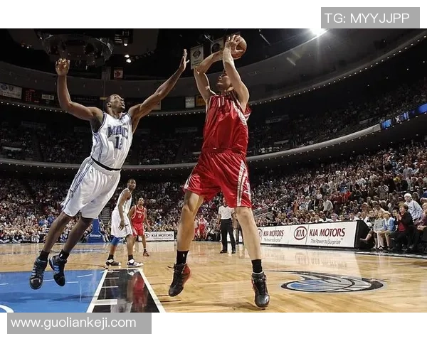 姚明初到休斯顿的篮球之旅与文化适应的故事分享