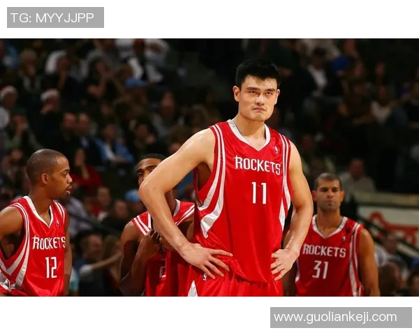 姚明：爵士中锋的传奇之路与篮球梦想的追逐