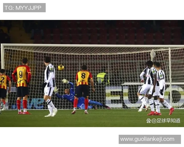 西甲大战曼城大胜切尔西争议判罚引发全场热议与欢呼