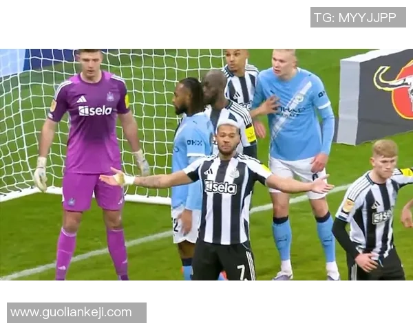 意甲大战曼联大胜曼城帽子戏法引发争议判罚全场沸腾 意甲大战曼联大胜曼城帽子戏法引发争议判罚全场沸腾