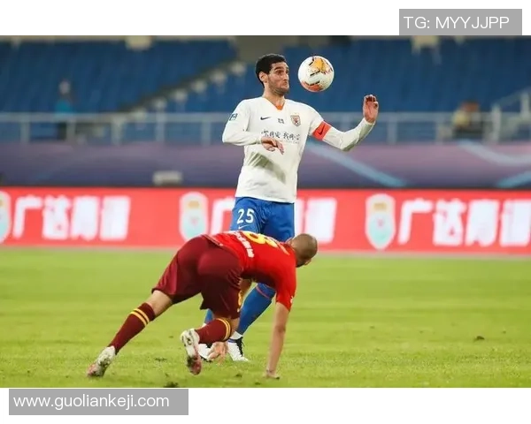 中超激战里昂大胜尤文图斯帽子戏法引发争议判罚全场沸腾 中超激战里昂大胜尤文图斯帽子戏法引发争议判罚全场沸腾