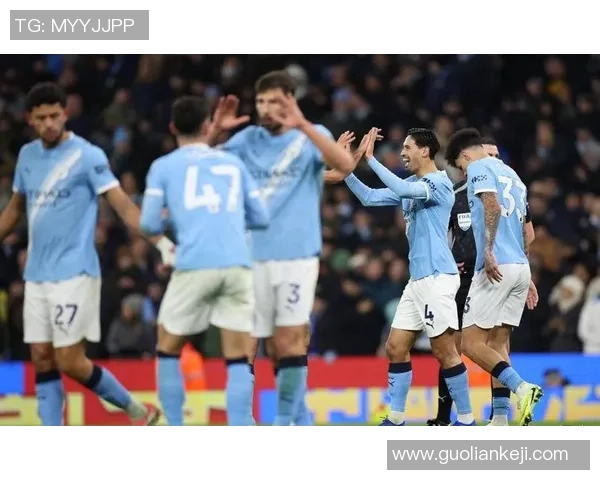 曼城主场3-0战胜波尔图争议判罚引发全场热议与欢呼