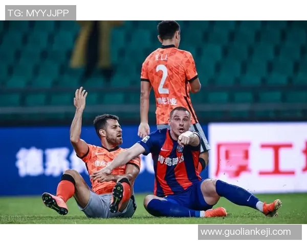 中超激战里昂与曼联握手言和争议判罚引发全场热议